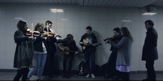 Музыканты сыграли в омском метро саундтрек к «Криминальному чтиву»